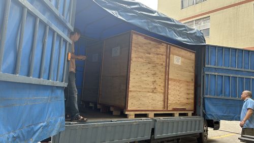 Son şirket haberleri hakkında 2 set özel PCL eldiven katlama paketleme makinesi müşterilere gönderiliyor