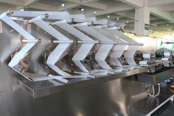 Good price Büyük ölçekli üretim için sürekli besleme ve yüksek hızlı çalışma özelliğine sahip kompakt bebek bezleri üretim hattı çevrimiçi