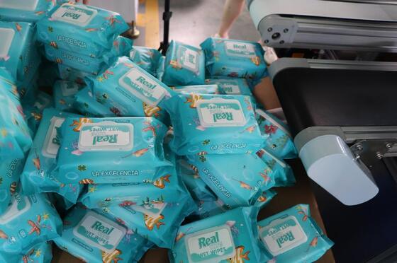 Good price Dayanıklı ıslak bezler paketleme makinesi, doğru ambalajlama ve sorunsuz çalışmayı sağlayan gelişmiş kontrol sistemi ile donatılmıştır. çevrimiçi