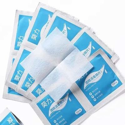 Mekanik olarak çalıştırılan dört taraflı mühürleme ambalaj makinesi 220V 5KW 6 şerit Alkol Swab üretimi