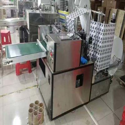 Mekanik olarak çalıştırılan dört taraflı mühürleme ambalaj makinesi 220V 5KW 6 şerit Alkol Swab üretimi